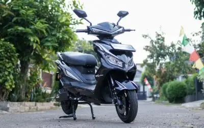 Motor listrik smoot tempur tawarkan fitur canggih, salah satunya konektivitas smartphone