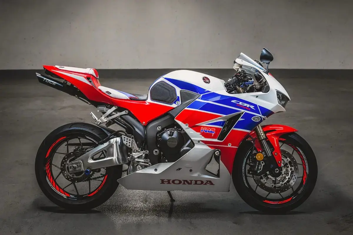 Honda cbr600rr 13 17 tankleaf bike 3 6e021075 5c72 4361 b585 e71265f2cc98 1100x ezgif.com webp to jpg converter