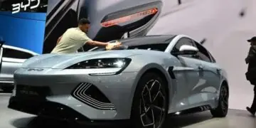 Penjualan mobil listrik vs hybrid