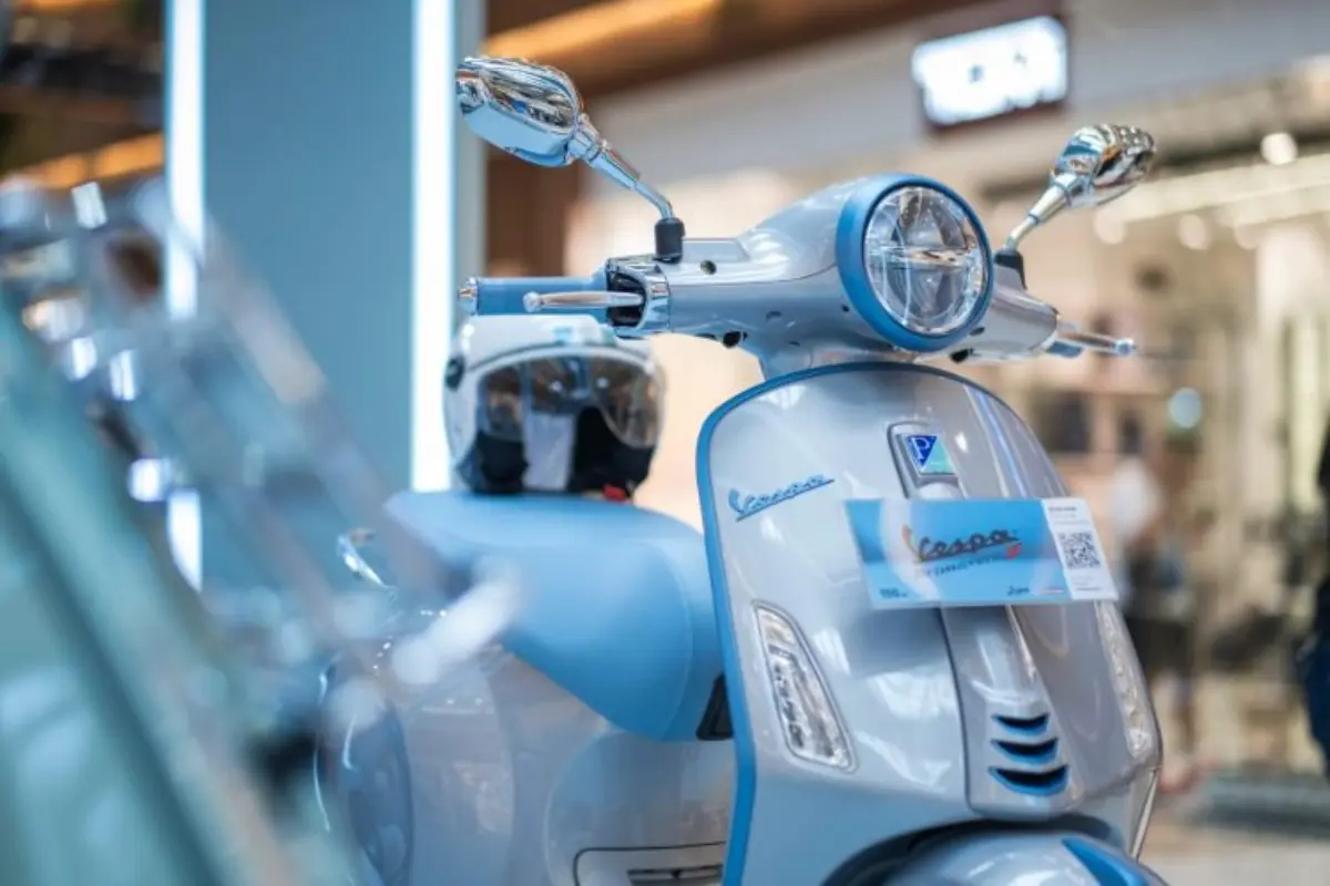 Lebih lanjut, vespa sprint tech membawa sentuhan teknologi canggih yang menyatu dengan desain ergonomis